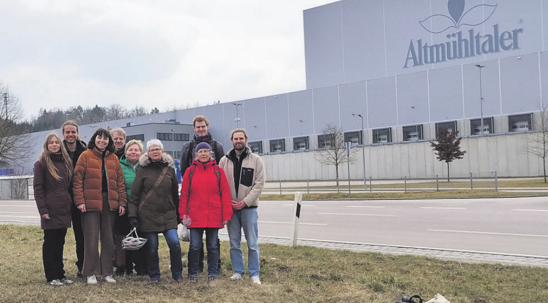 Menschen einer Initiative und von Guter Grund vor einem Werksgebäude