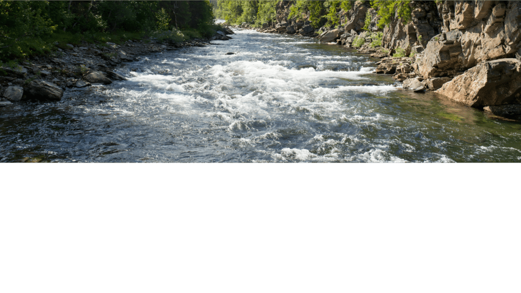 bewegter Wasserlauf in einer Schlucht