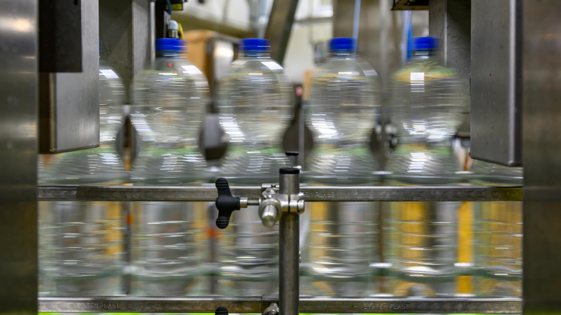 Bürger oder Fabrik? Wem gehört das Trinkwasser, wenn es knapp wird? Eine Zusammenfassung des Deutschlandfunk-Hintergrunds vom 14. Oktober 2026
